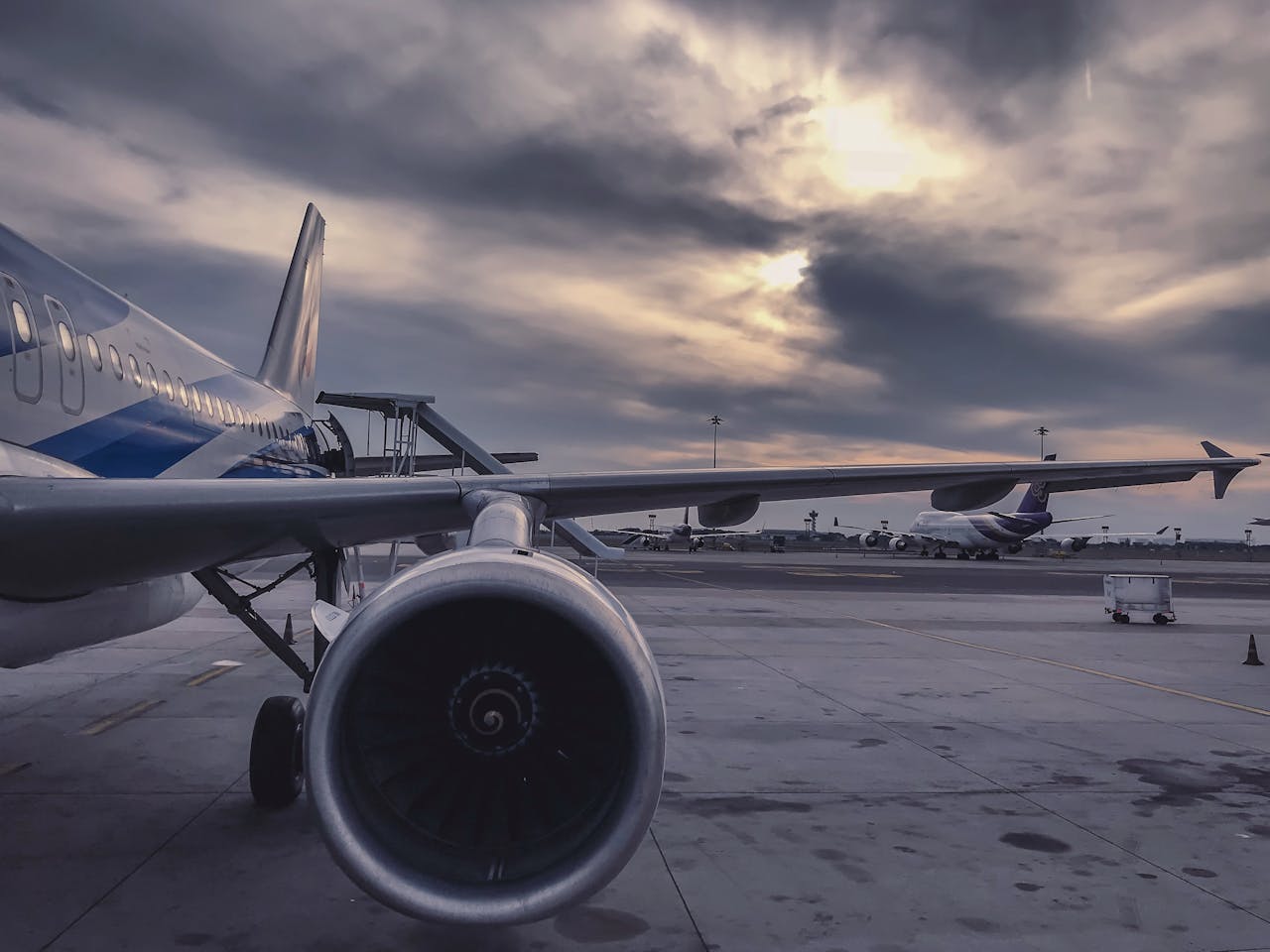 Flugzeug Flughafen Wolken Horizont Der erste Flug Was muss ich beachten Tipps gegen Nervosität