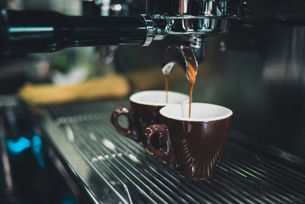 Kaffeemaschine im Einsatz Welche Kaffeemaschine eignet sich für Praktikanten